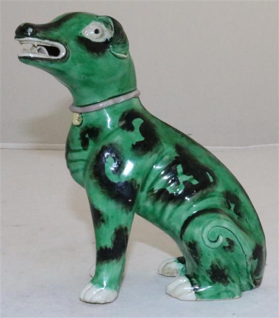 A Chinese green glazed model of a seated hound, Kangxi period, 16.5cm